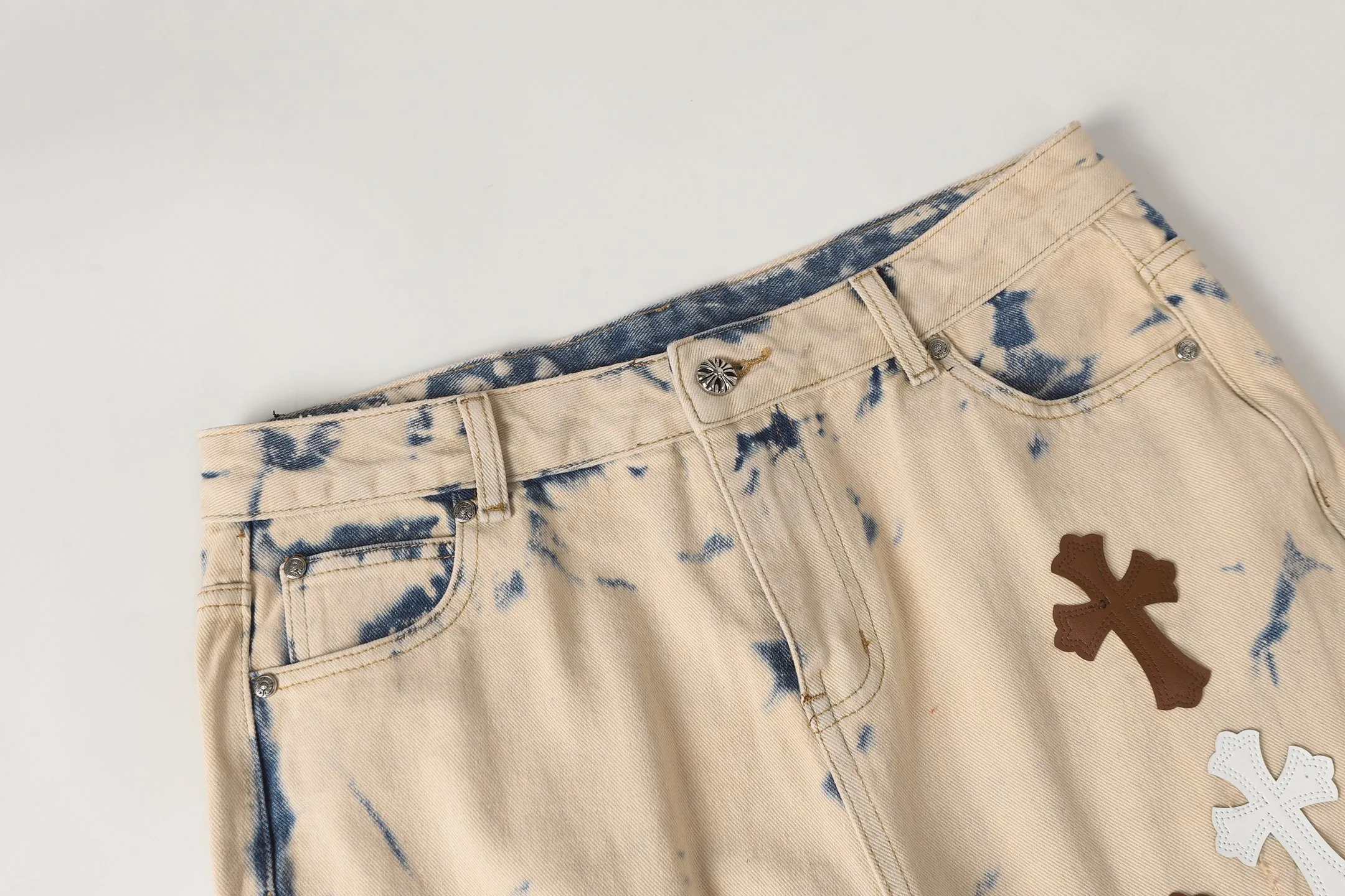 P310 Cross-border model, please do not place an order if you are pursuing quality - Chrome Hearts/Chrome Heart Cross ✝️ Heavy duty washed jeans, trousers and casual pants with leather embroidery - High weight, high density and high quality. The wool is soft, delicate and skin-friendly. Soft and silky to the touch. Warmth and skin-friendly. - Custom-woven and dyed with no color difference. No matter the fabric or workmanship details, it beats the ordinary version on the market - Hardware zipper accessories are all customized, full of details - Color: Tie-dye -Size: 28 30 32 34 36